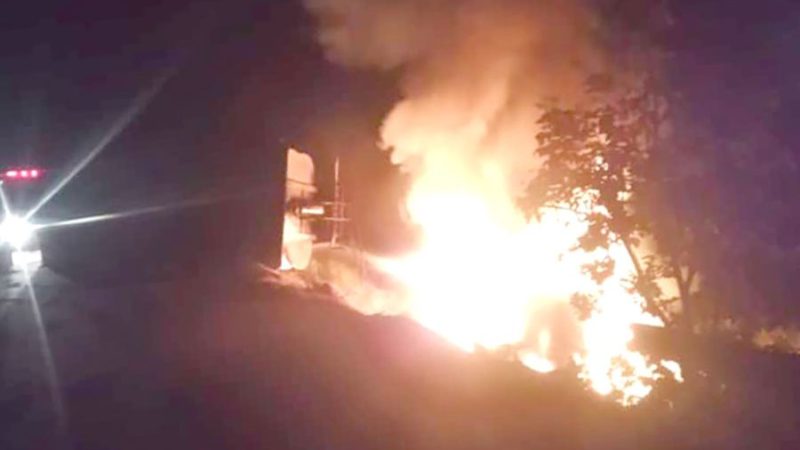Carreta pega fogo no Nortão e motorista quebra vidro para se salvar