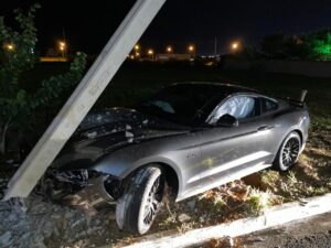 Sorriso: Mustang bate em poste e condutor abandona veículo