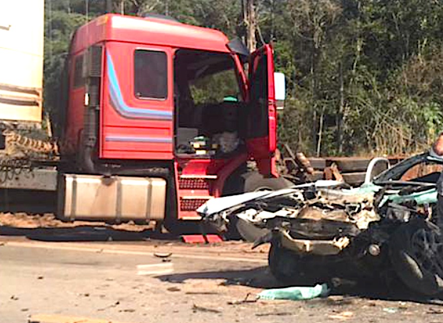 Mulher morre e 3 ficam feridos em colisão entre carretas e carro em Sorriso; 163 ficou interditada