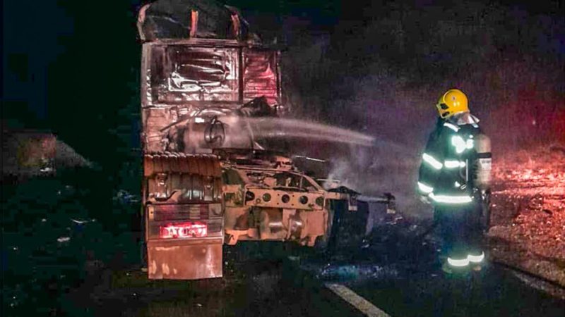 Caminhão é destruído por incêndio na MT-249 em Nova Mutum