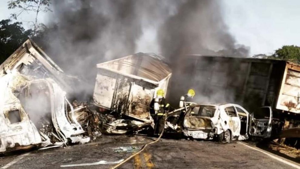 Carretas e veicíulos pegam fogo em colisão em ponte próximo a Mutum; rodovia interditada por mais de 6h; 2 mortos