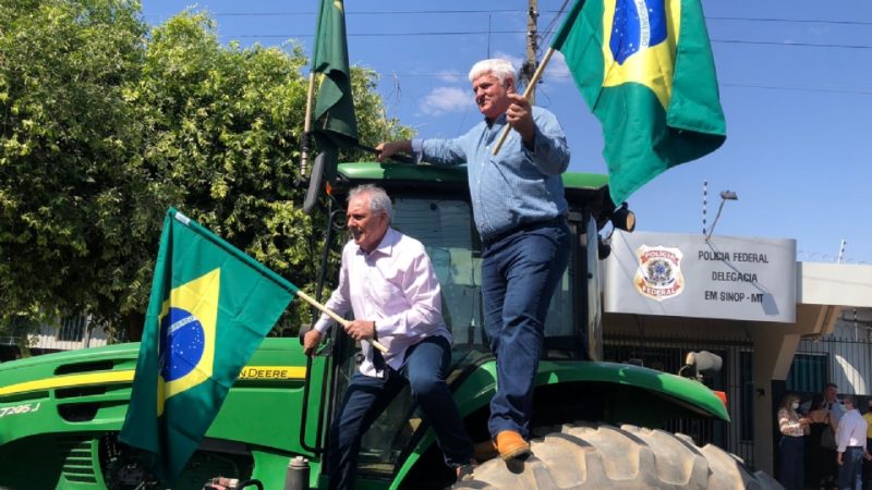 Alvo de operação, Galván aparece em cima de trator e empunhando bandeira do Brasil em frente a sede da PF