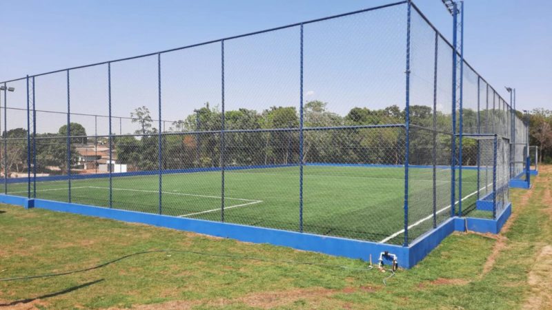 Prefeitura de Sorriso entrega mais dois campos de Futebol Society com gramado sintético