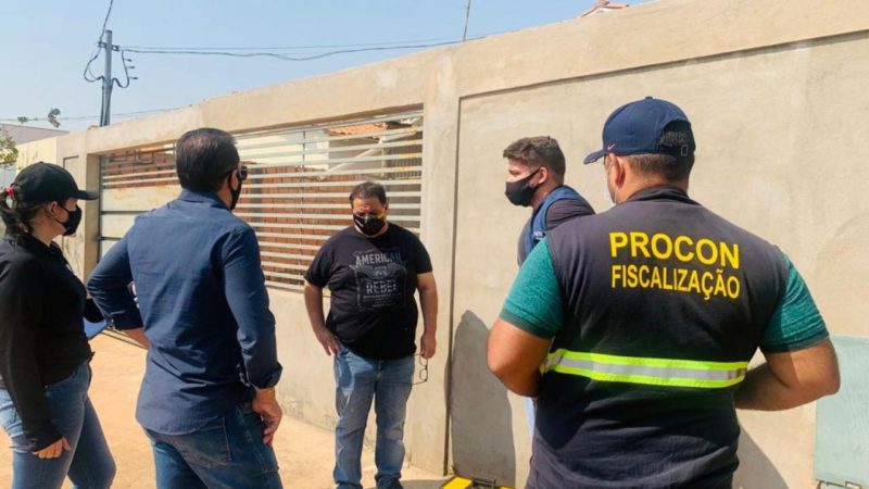 CRISE DA ÁGUA – Vereadores fiscalizam falta de água no Residencial Mario Raiter