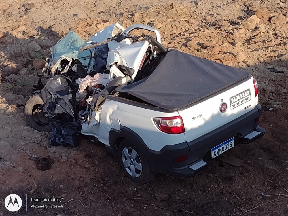 Motorista morre após carro ser destruído em acidente com caminhão em MT