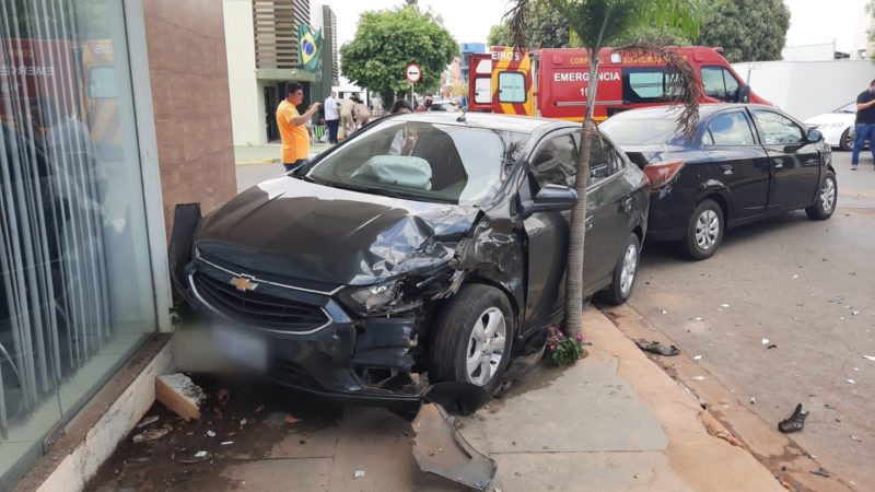 Sorriso: Carros ficam destruídos após colisão violenta no Centro
