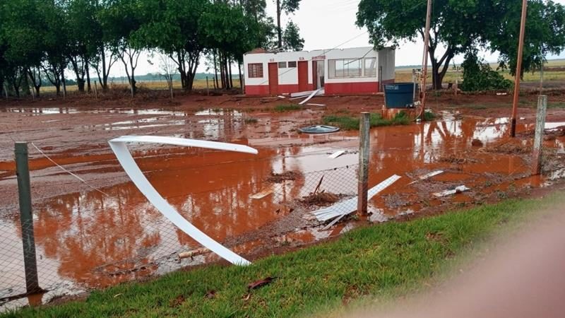 Chuvas e vendaval causam prejuízos em propriedade rural em Nova Mutum