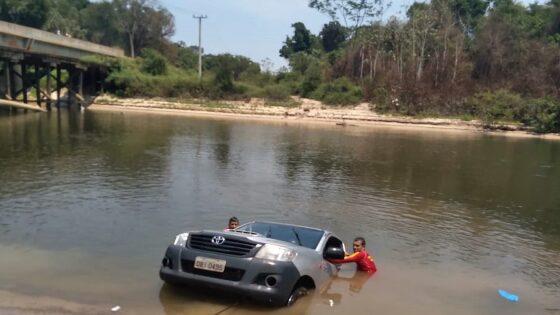 Motorista tenta desengatar carretinha, Hilux desce e cai em rio de Guarantã do Norte