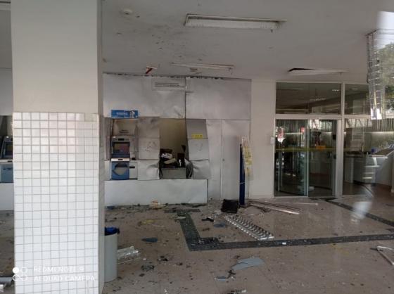 Bandidos encapuzados invadem agência do Banco do Brasil e explodem caixa eletrônico
