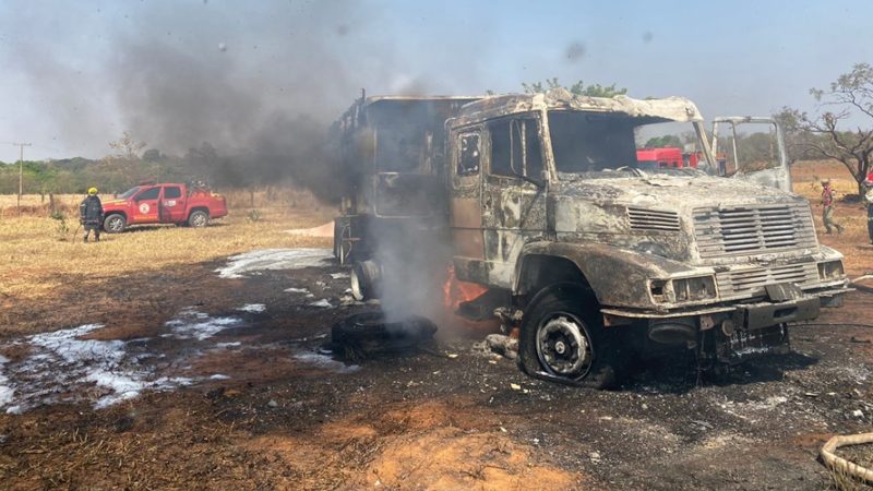 Caminhão fica destruído após encostar em fio energizado e causar incêndio