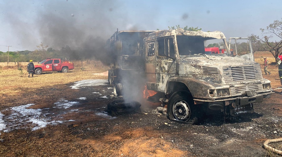 Caminhão fica destruído após encostar em fio energizado e causar incêndio