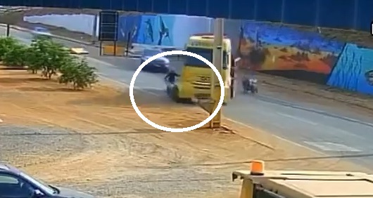 Sorriso: Motociclista escapa da morte após colisão com Caminhão Muck, homem foi socorrido; Veja o vídeo