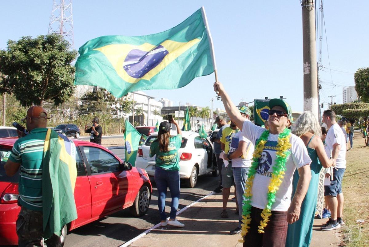 Bolsonaristas de MT montam caravana com 100 ônibus para protestar em Brasília
