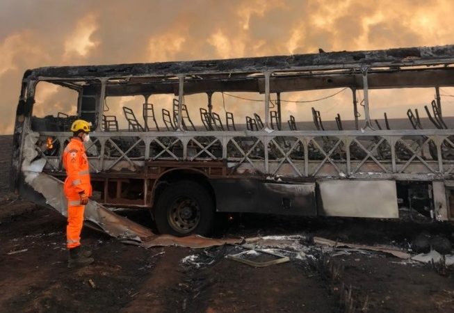 Trabalhador morre e outros ficam feridos após incêndio em canavial atingir ônibus