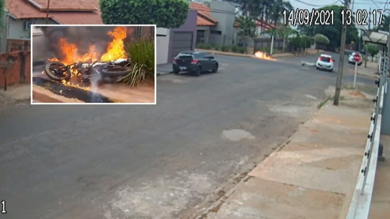 Motocicleta pega fogo de forma instantânea ao ser atingida por carro que ‘furou’ placa de Pare; vídeo