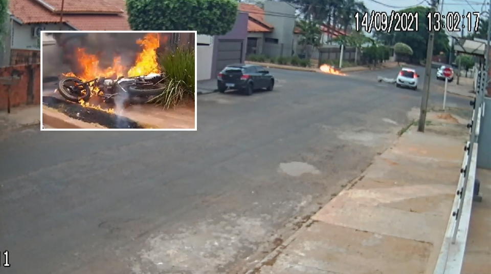 Motocicleta pega fogo de forma instantânea ao ser atingida por carro que ‘furou’ placa de Pare; vídeo