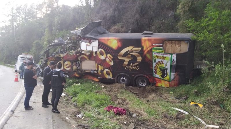 Vocalista da banda Garotos de Ouro morre em acidente com ônibus em SC