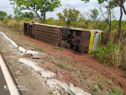 Ônibus que saiu do Sergipe tomba e 4 pessoas ficam feridas na rodovia BR-070