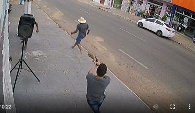 Vídeo mostra homem sendo perseguido e morto a tiros no meio da rua em MT