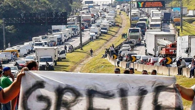 Caminhoneiros exigem queda no preço do diesel e marcam greve para 1º de novembro
