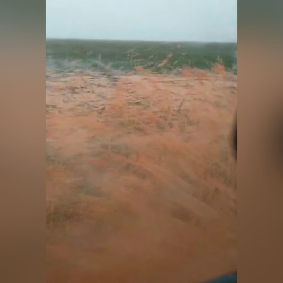 Vera: Chuva forte deixa estrada alagada e inunda produção