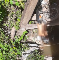 Garimpeiro morre após cair de ponte com moto; corpo fica pendurado