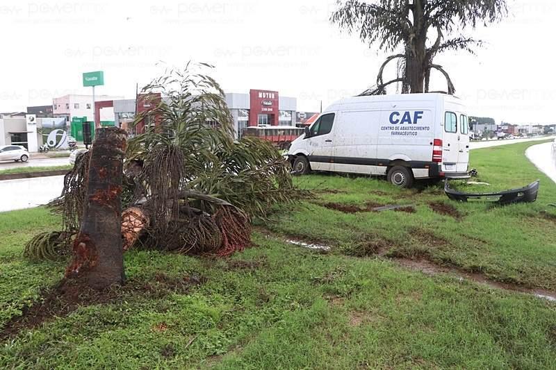 Carro da Saúde de Lucas do Rio Verde se envolve em acidente na BR-163 em Nova Mutum