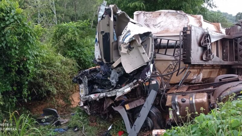 Colisão entre duas carretas deixa um morto na BR-163 em Guarantã do Norte