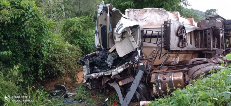 Colisão entre duas carretas deixa um morto na BR-163 em Guarantã do Norte