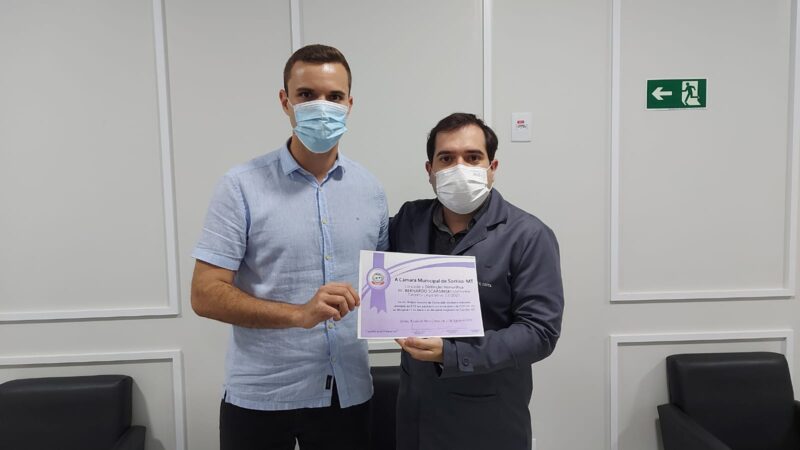 Vereador Diogo Kriguer entrega honraria ao Dr. Wilder Reverte da Costa pelo serviço prestado na Pandemia