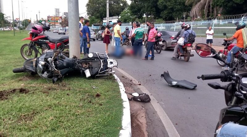 Motociclista fica em estado grave após moto em que ele estava bater na traseira de carro na Capital