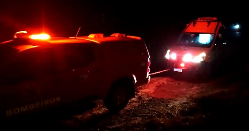 Ambulância fica atolada durante socorro a vítima de acidente