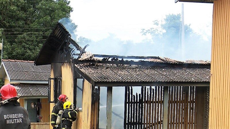 Criança com isqueiro pode ter causado incêndio casa de madeira em Sorriso