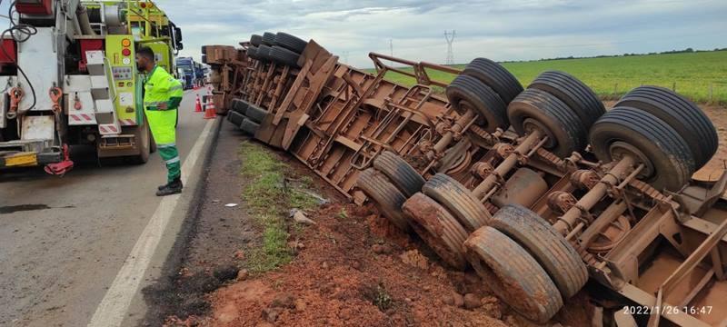 Duas carretas e um caminhão se envolvem em acidente na BR-163 em Nova Mutum