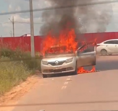 Veículo fica totalmente destruído após incêndio em Sinop