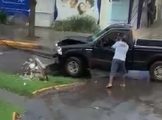 Motorista bate em poste e populares tira para não fugir em Lucas do Rio Verde; VEJA O VÍDEO