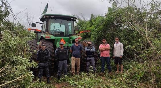 Tratores furtados em fazenda são localizados em meio a mata em Nova Mutum