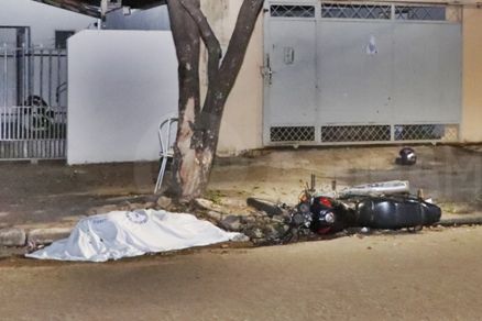 Motociclista colide com árvore, perde capacete e morre em MT