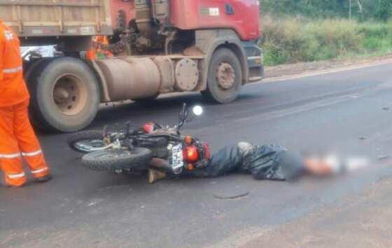 Motociclista morre após bater em caminhão na MT-320