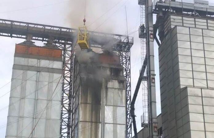 Bombeiros combatem incêndio de grande proporção em silo de grãos em Lucas do Rio Verde