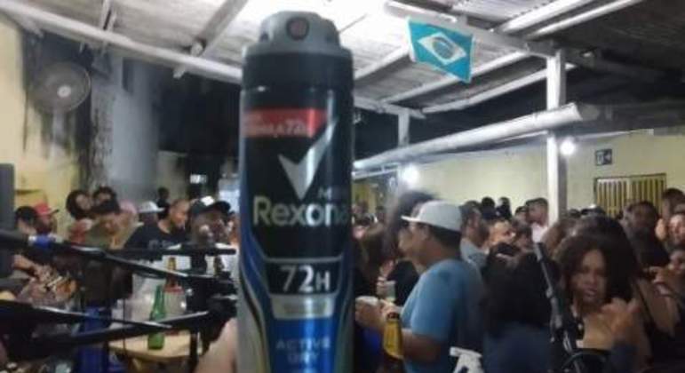 MAL CHEIRO: Dono de bar  pede que clientes usem desodorante e postagem viraliza