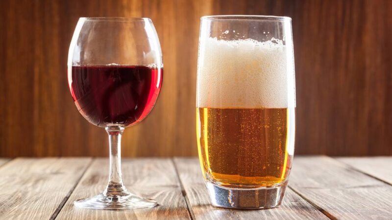 Cerveja pode aumentar os riscos de ter covid, já vinho pode diminuir