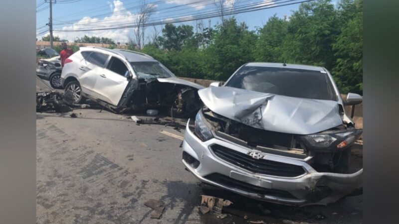 Três carros se envolvem em acidente no início de um viaduto