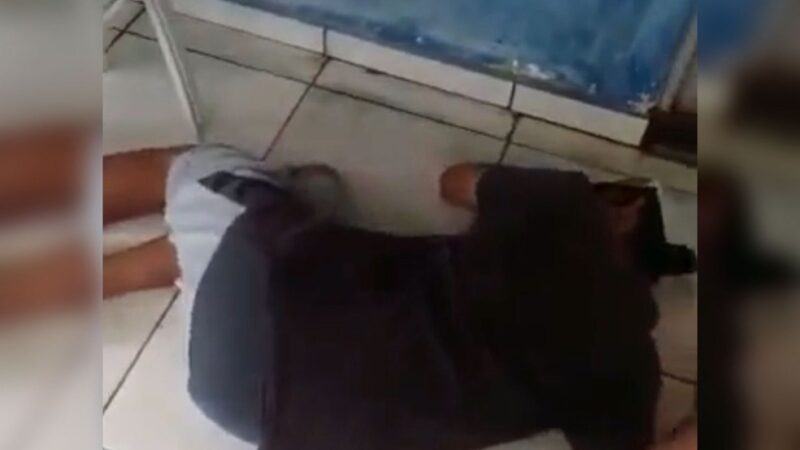 Paciente deita no chão e chora de dor na porta de posto de saúde à espera de atendimento