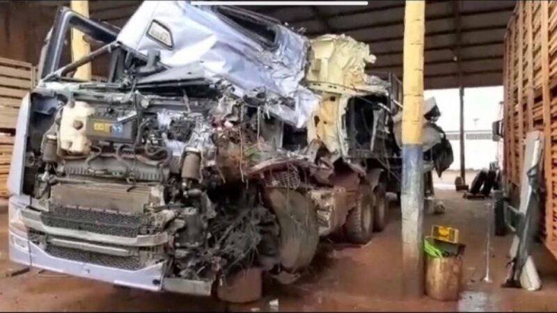 ‘Musa das Estradas’ mostra imagem de como ficou caminhão após acidente em MT