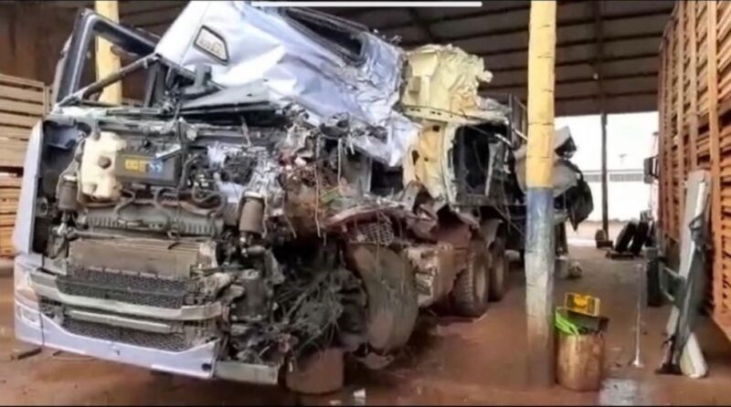 ‘Musa das Estradas’ mostra imagem de como ficou caminhão após acidente em MT