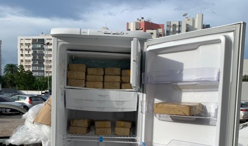 Três pessoas são presas com 30 kg de droga em geladeira transportada em carro de frete em MT