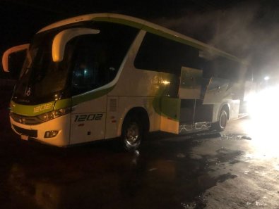 Ônibus transportando 35 passageiros pega fogo em MT