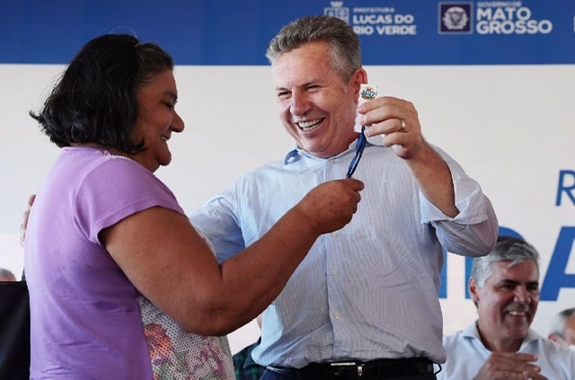 Mauro Mendes assina convênio e entrega 350 casas: “receber a chave é a maior felicidade” 