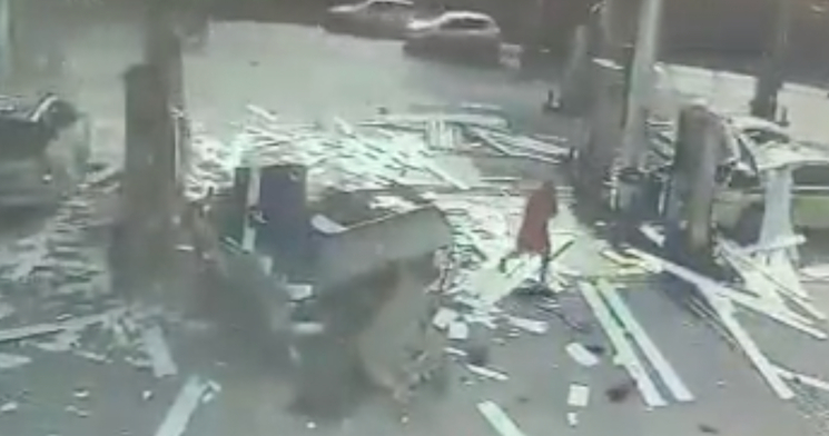Idoso é arremessado durante explosão de carro em posto de combustível; veja vídeo